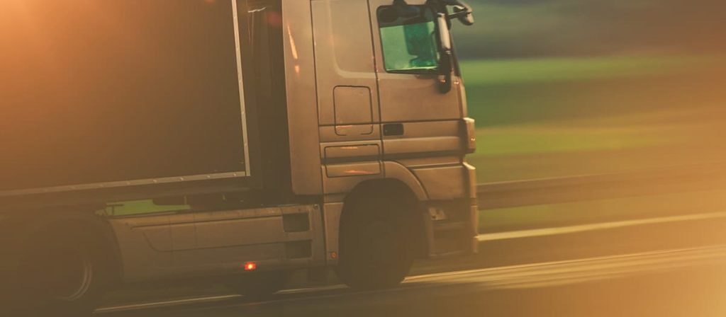 Caminhão em uma rodovia.