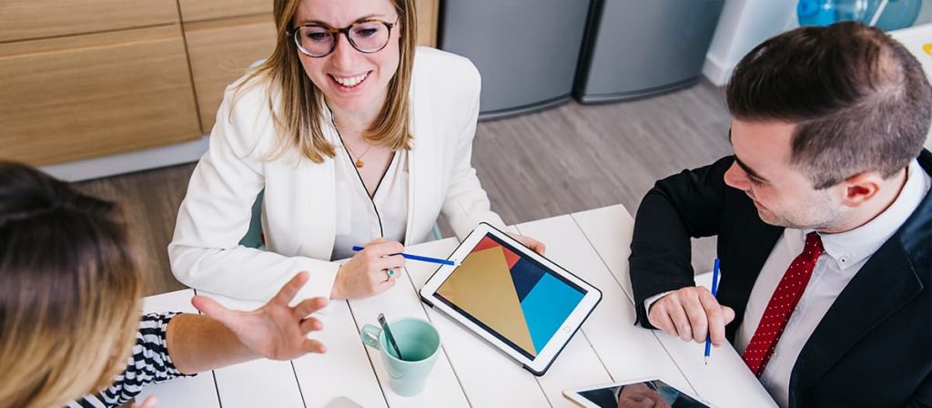 Reunião entre três pessoas.