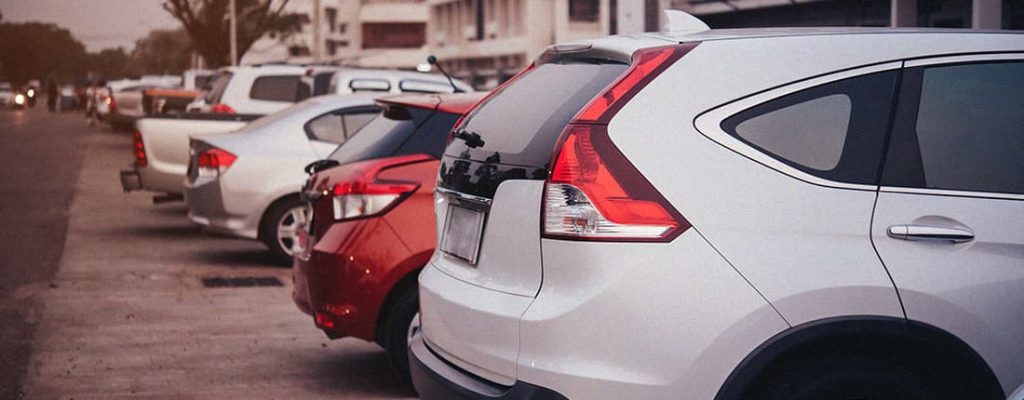 Foto de um estacionamento. E se o manobrista bate o seu carro?