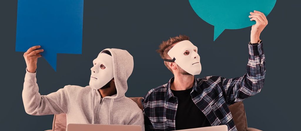 Duas pessoas usando máscaras.