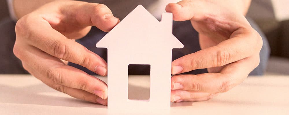 Pessoa segurando uma maquete.